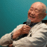 黄永玉在18日晚的导赏会上，94岁的他看起来精神矍铄　杜洋　摄 - 新浪广东