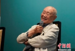 黄永玉在18日晚的导赏会上，94岁的他看起来精神矍铄　杜洋　摄 - 新浪广东
