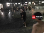 暴雨来袭“暴笑”镜头：四川一高校男生集体在雨中搓澡 - News.Timedg.Com