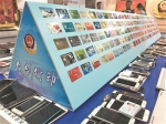 警方展示缴获的手机、银行卡等 - 新浪广东