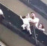 马里移民贾萨玛徒手爬上4楼，救下了悬在空中的孩子。（图片来源：社交网站视频截图） - 新浪广东