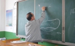 黑板上的多媒体课堂：一坚守乡村42载老教师因粉笔画成“网红” - News.21cn.Com