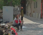 揭阳市区两名女子露宿街头 声称家里要建皇宫王府 - 新浪广东
