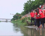 为防止溺水事故 热心人士在望江广场岸边投放救生杆 - 新浪广东