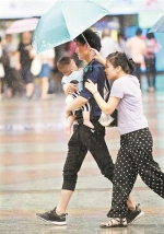 昨日，广州时而暴晒时而下雨，市民随身带伞。广州日报全媒体记者黎旭阳 摄 - 新浪广东