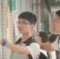■往届高考考生在南城中学看考点 记者 曹雪琴 摄 - 新浪广东