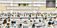 　　昨日下午，广州市第六中学大教室内坐满了考生，这是高考前最后一个下午的复习。 广州日报全媒体记者 王燕 摄 - 新浪广东