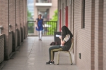 万江中学，一名学生在走廊上静静地复习。 - 新浪广东