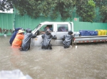 昨日，黄江镇三防部门在积水严重路段疏导群众。 - 新浪广东