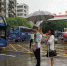 一名女性家长为值勤交警打伞  江门交警 供图 - 新浪广东