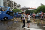 一名女性家长为值勤交警打伞  江门交警 供图 - 新浪广东