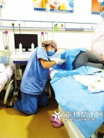 怀孕7个月医生跪地为患者打麻药被赞:当时跪着比较方便 - News.Timedg.Com