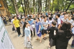 中山大学自主招生考试现场聚集了大量考生和家长。 广州日报全媒体记者高鹤涛摄 - 新浪广东
