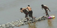 看见男孩溺水他一头扎进河里：“那是本能的反应” - News.Timedg.Com