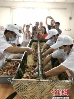 图为惠城区食寨农庄正在制作一个重量达1000多斤的咸肉粽子的现场 康孝娟 摄 - 新浪广东