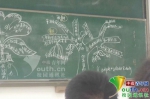 图为王娟在黑板画的“高树”图。中国青年网通讯员 纪德元 摄 - 新浪广东