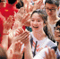 昨日，广州中考开考，学生自信满满上考场。 记者 汤铭明 摄 - 新浪广东