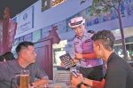 交警在酒吧里进行拒绝酒驾宣传。广州日报全媒体记者邱伟荣 摄 - 新浪广东