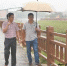 莫文辉（左）和联络员在雨中巡查石水口排渠 东莞时报记者 陈栋 摄 - 新浪广东