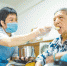 给无法自理的老人喂饭是养老院护理员的主要工作之一。广州日报全媒体记者陈忧子 摄 - 新浪广东
