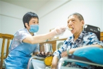 给无法自理的老人喂饭是养老院护理员的主要工作之一。广州日报全媒体记者陈忧子 摄 - 新浪广东