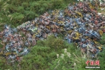 资料图：杂乱堆放着一片共享单车。 中新社记者 张斌 摄 - 新浪广东
