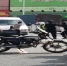 视频：广东一男子持菜刀拦截运钞车 爬上车头与警察对峙 - 新浪广东