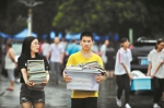 参加今年高考的学生们。广州日报全媒体记者龙成通 摄 - 新浪广东