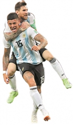 梅西的首开纪录和罗霍的终场绝杀，帮助阿根廷队从出局的边缘爬了起来。 @视觉中国 - 新浪广东