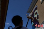 阿根廷驻地旁现C罗壁画 工作人员忙补上梅西画像 - News.Timedg.Com