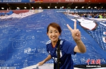 日本队昂首离开世界杯 看台现《足球小将》巨幅海报 - News.Timedg.Com