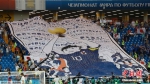日本队昂首离开世界杯 看台现《足球小将》巨幅海报 - News.Timedg.Com