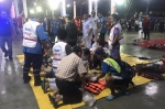 7月5日，在泰国普吉府普吉岛，急救人员救治获救游客。新华社发 - 新浪广东