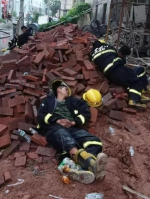 消防战士的睡姿被群众随手拍下 为他们点赞 - 新浪广东