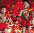 娃娃们跳起传统民俗舞蹈英歌舞也有板有眼 - 新浪广东