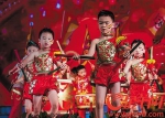 娃娃们跳起传统民俗舞蹈英歌舞也有板有眼 - 新浪广东