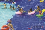 ■在泳池里游泳安全度相对更高（记者 程永强 摄） - 新浪广东