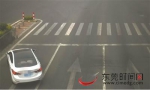 白色小车违反禁止标线，强行变道 交警供图 - 新浪广东