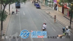 外卖小哥体力不支晕倒路边十余人路过无人理，被民警扶起唤醒 - News.Timedg.Com