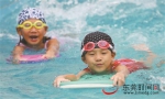 ■南城某小区，孩子们在泳池里戏水降温（资料图 郑琳东 摄） - 新浪广东
