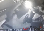 ▲车内监控视频拍摄的大巴司机被砸中瞬间 视频截图 - 新浪广东