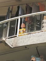 两岁娃娃被锁家中在阳台大哭 保安、消防队员接力施救 - 广东大洋网