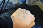 美研发出3D打印新技术，可直接在皮肤上打印电子元件 - News.Timedg.Com