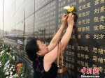 唐山大地震42周年祭：“哭墙”不哭 记录的是思念 - News.Timedg.Com
