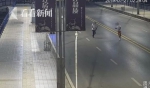 两名男子为拍视频 深夜在大桥上持长刀奔跑被拘留 - 新浪广东