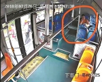 公交车上的视频监控录像显示，几十秒前的车厢里乘客很多，几十秒后就剩下母婴二人。 - 新浪广东