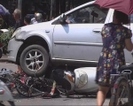 揭阳小车失控撞上三市民 市民集体救助无人伤亡 - 新浪广东