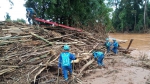 老挝溃坝已致11死，被困7天的小猫爬上救援人员肩头 - News.Timedg.Com