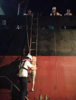 海事人员铺设软梯保护落水者过渡到海事趸船 - 新浪广东