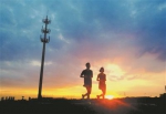 昨日，东莞天气晴朗，傍晚时分，市民在夕阳下跑步。广州日报全媒体记者卢政摄 - 新浪广东